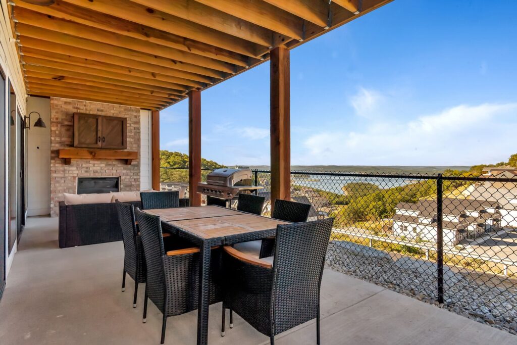 An outdoor dining area in one of our Branson vacation homes